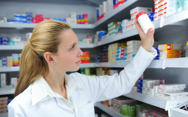 Hipolabor ensina: A importância de especializações em farmácia