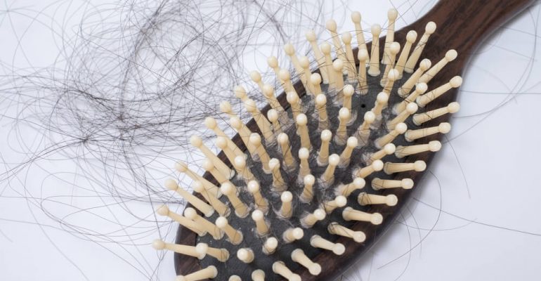 Queda de cabelo: entenda as principais causas e saiba como tratar